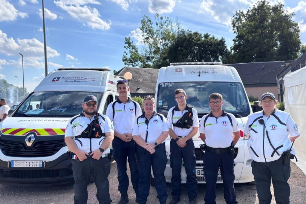 Secouristes bénévoles de la Croix Blanche 28 réunis devant leurs ambulances lors d’un dispositif de secours en Eure-et-Loir