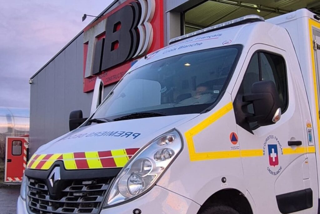 Ambulance associative équipée par TIB utilisée par la Croix Blanche 28