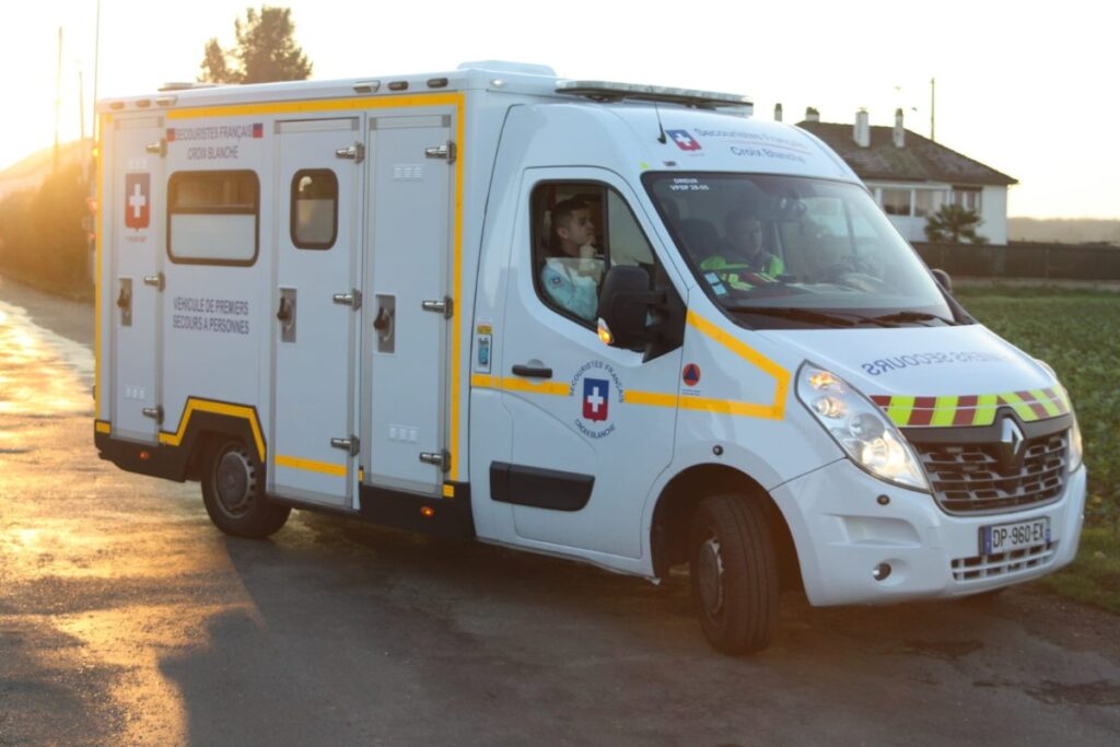 Ambulance de la Croix Blanche 28 conforme aux normes EN 1789:2020 mobilisée pour un poste de secours en Eure-et-Loir