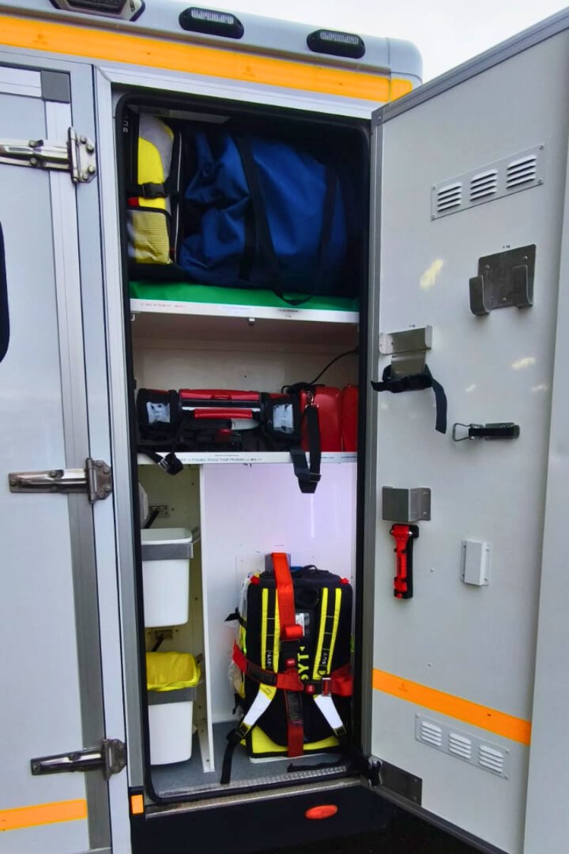 Compartiments latéraux dédiés au stockage sécurisé des sacs de secours et du matériel opérationnel comme notre moniteur multiparamétrique, notre défibrillateur, notre plastron chauffant, nos kits d'attelles et notre sac NOVI.
