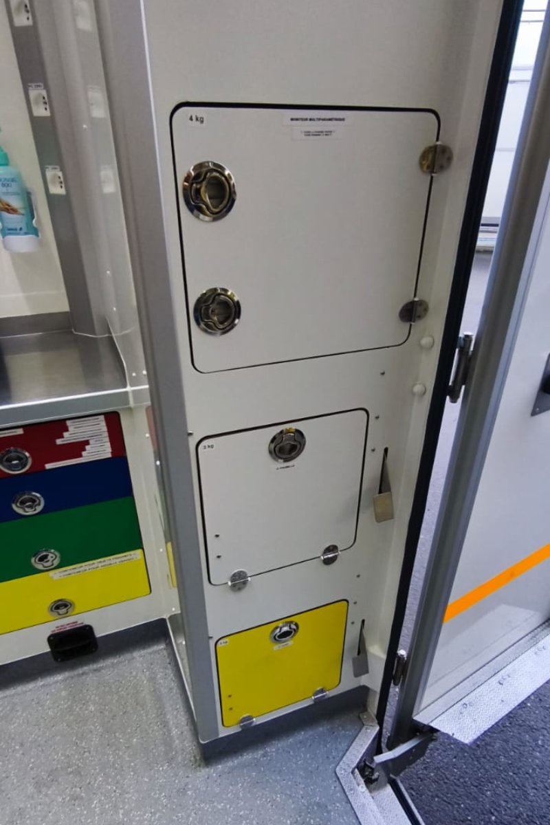 Un accès privilégié et rapide au défibrillateur avec 2 poubelles à commande non manuelle.