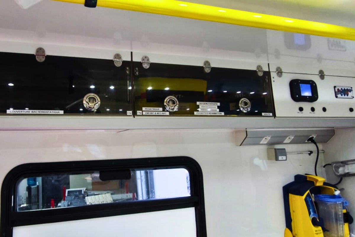 Rangements supérieurs dédiés aux réserves de matériel médical et d’équipements de protection
