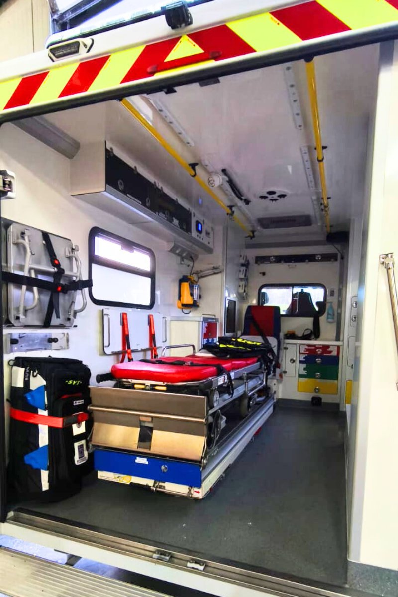 Vue d’ensemble de la cellule sanitaire d’une ambulance DPS, conçue pour les missions de sécurité civile