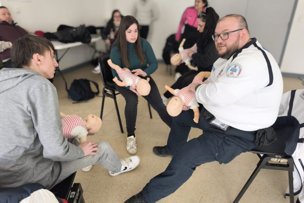 Mises en situation pratiques lors d’une formation IPSEN de premiers secours de l’enfant et du nourrisson animée par la Croix Blanche 28 en Eure-et-Loir
