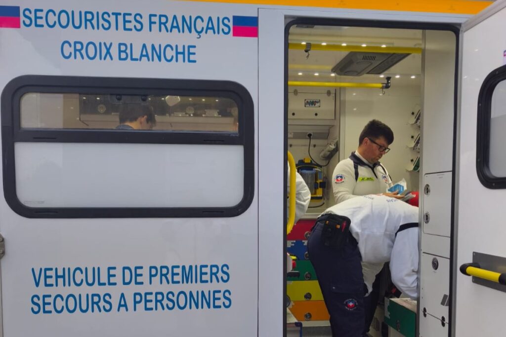 Secouristes de la Croix Blanche 28 prenant en charge une victime dans une ambulance