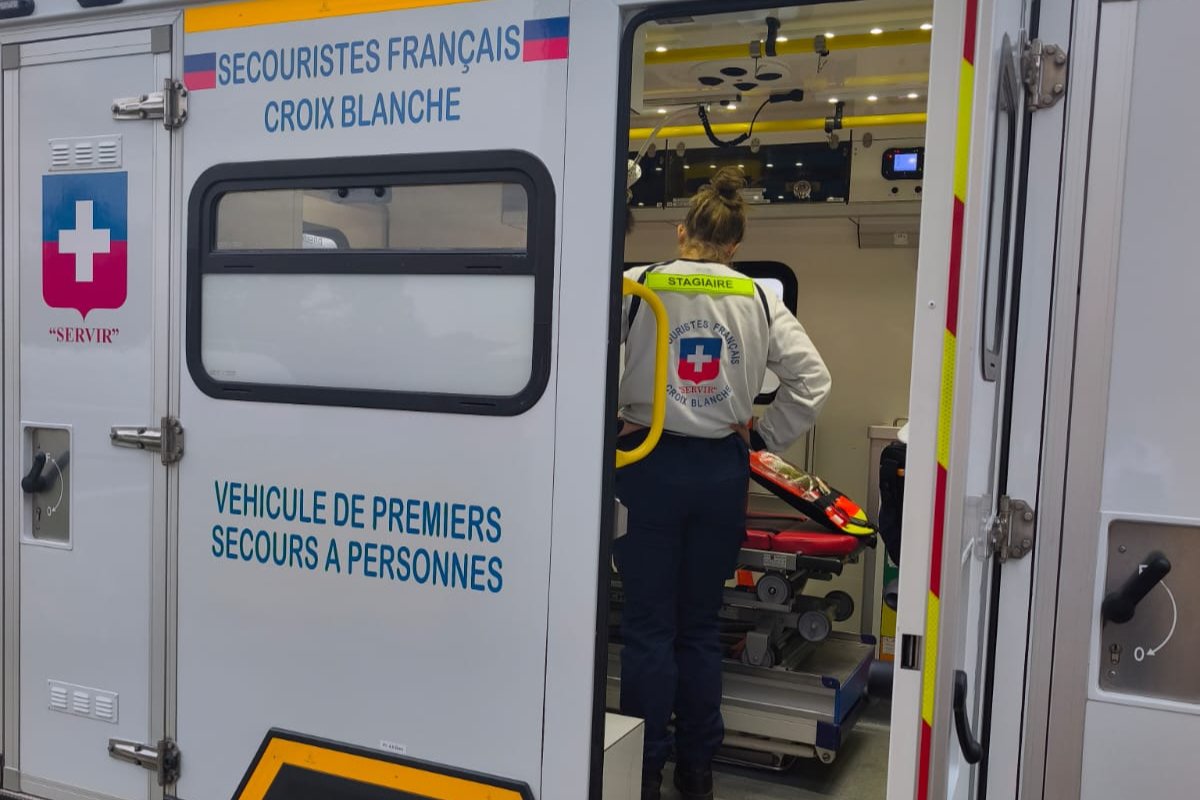 Poste de secours assuré par la Croix Blanche 28 avec prise en charge à l’intérieur d’une ambulance lors d’un événement en Eure-et-Loir