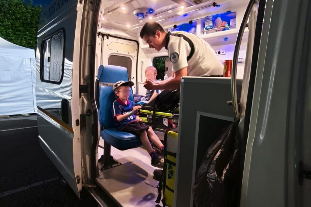 Prise en charge d’un enfant par les secouristes de la Croix Blanche 28 lors d’un poste de secours événementiel