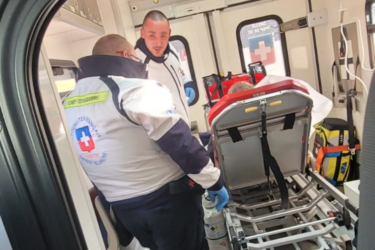 Prise en charge d’une victime par les secouristes de la Croix Blanche 28 dans le cadre d’un poste de secours événementiel
