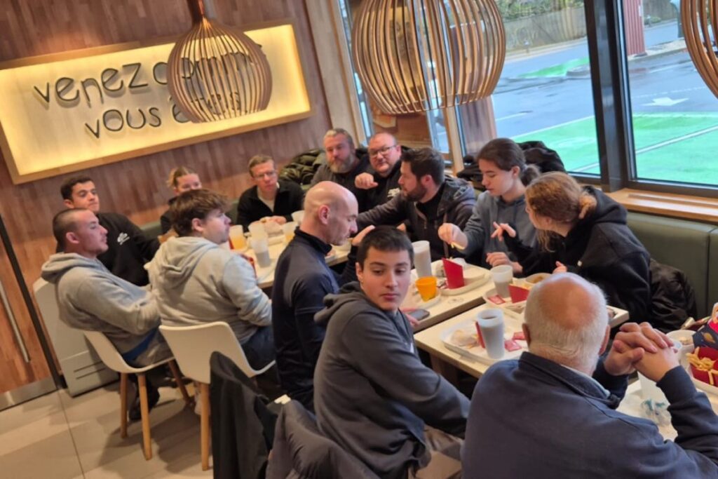 Pause repas lors d’une formation PSE1 avec les formateurs et les futurs secouristes de la Croix Blanche 28