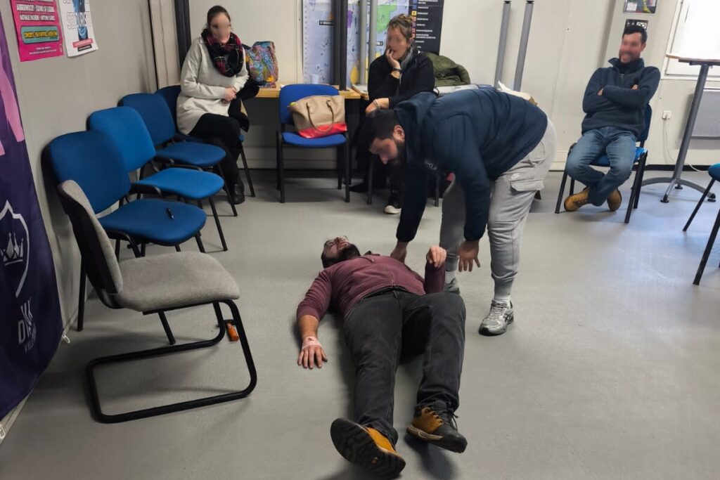Formation SST à Chartres – Exercice pratique de prise en charge d’une victime – Croix Blanche 28