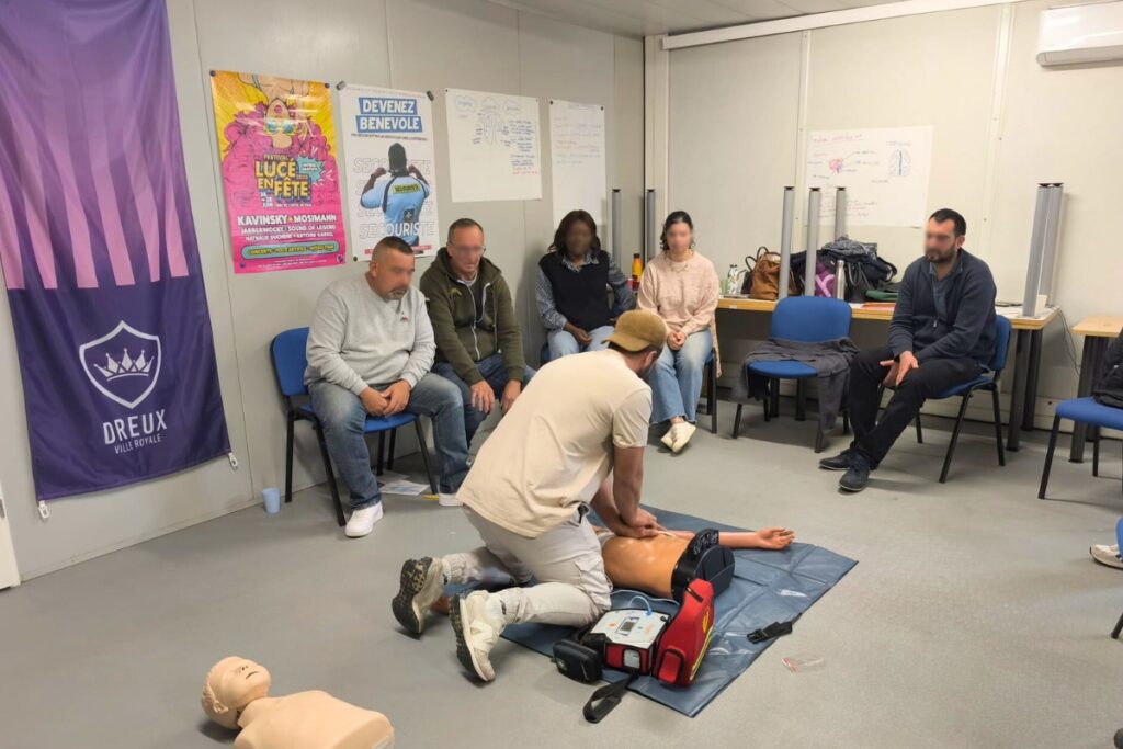 Formation SST à Dreux – Exercices de réanimation cardio-pulmonaire – Croix Blanche 28