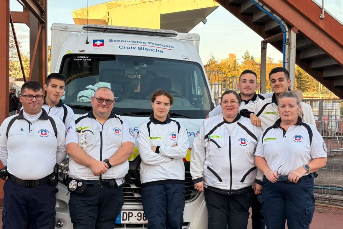 Équipe de secouristes Croix Blanche 28 devant une ambulance VPSP lors d’un poste de secours à Dreux en Eure-et-Loir