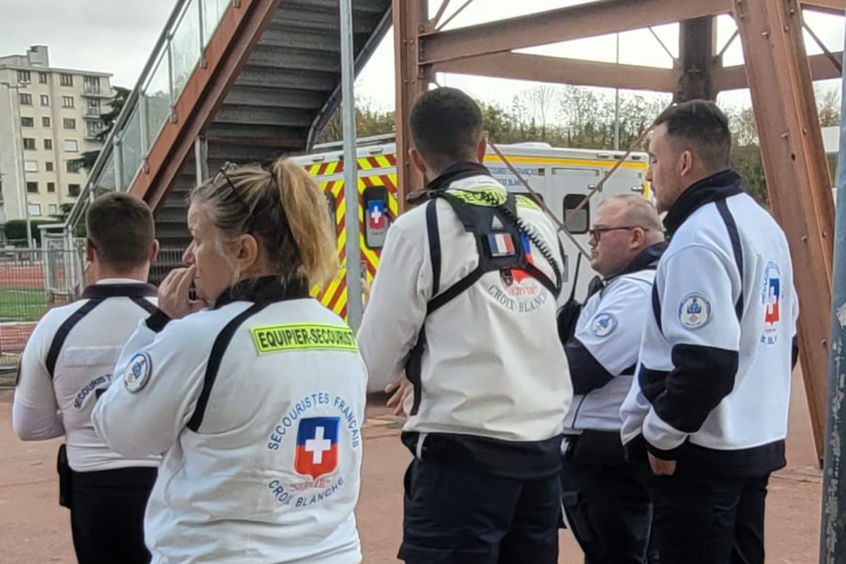 Secouristes Croix Blanche 28 en coordination sur un poste de secours lors d’un événement en Eure-et-Loir avec ambulance VPSP